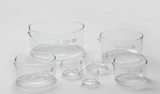 Das Bild zeigt eine Sammlung von Glasgefäßen unterschiedlicher Größen, die in einem Online-Shop für Experimentierbedarf angeboten werden. Jedes Gefäß hat eine klare Skala mit Zahlenangaben für das Volumen.