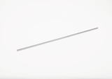 Das Bild zeigt einen geraden, metallischen Stab, der auf einem hellen Hintergrund liegt. Er könnte als Experimentiermaterial im Bildungswesen verwendet werden, beispielsweise für physikalische Versuche oder Konstruktionen.