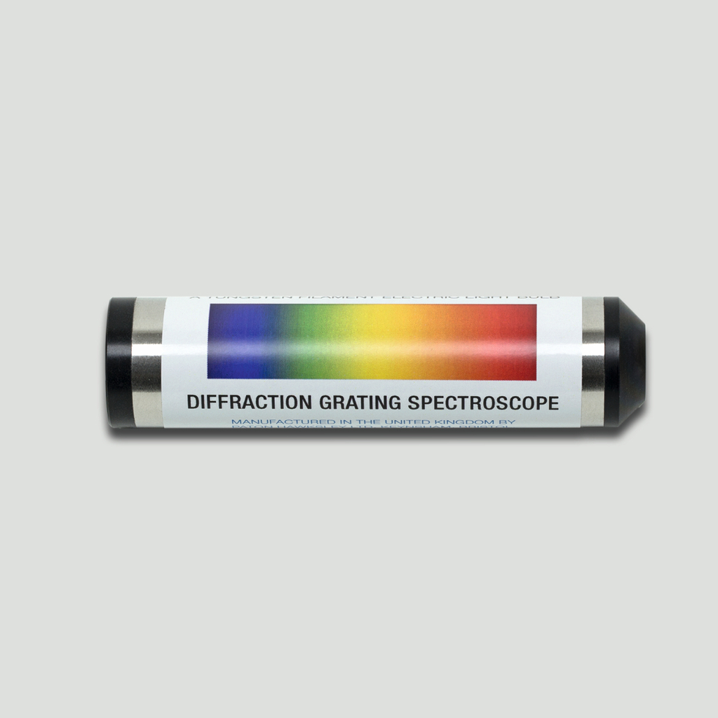 Das Bild zeigt ein Diffraction Grating Spectroscope, ein Experimentiergerät zur Analyse von Lichtspektren. Es ist in einem zylinderförmigen Design mit einer bunten Regenbogen-Grafik auf dem Label dargestellt.