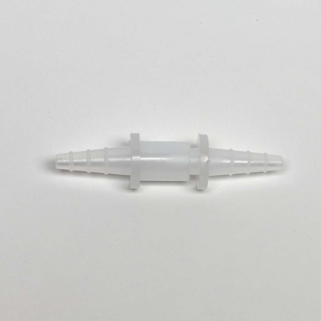 Das Bild zeigt ein transparentes Kunststoffverbindungsstück mit zwei konischen Enden, das zum Verbinden von Schläuchen verwendet wird. Es ist typisch für den Experimentierbedarf im Bildungsbereich und geeignet für verschiedene chemische und physikalische Anwendungen.