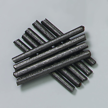 Das Bild zeigt eine Ansammlung von schmalen, schwarzen Stäben, die aufeinandergelegt sind. Diese Materialien könnten aus Kohlenstoff bestehen und werden häufig in Experimenten im Bildungsbereich verwendet.