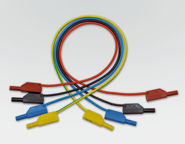 Das Bild zeigt eine Anordnung von mehreren farbigen Kabeln mit passenden Steckern. Diese Kabel sind für den Einsatz im experimentellen Unterricht gedacht und erleichtern elektrische Verbindungen in verschiedenen Experimenten.
