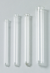 Das Bild zeigt vier Glasreaktionsgefäße in unterschiedlichen Längen, die nebeneinander angeordnet sind. Diese Glasröhren sind typisches Experimentiermaterial für den Einsatz in Schulen und Laboreinrichtungen.