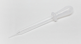 Das Bild zeigt eine klare Pipette, die häufig in Laboren und für experimentelle Zwecke verwendet wird. Sie besteht aus Kunststoff und hat eine gummierte Spitze, die das präzise Dosieren von Flüssigkeiten ermöglicht.