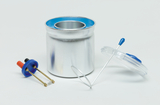 Das Bild zeigt einen silbernen Metalleimer mit einem blauen Innenrand, daneben zwei Verbindungselemente und einen transparenten Deckel mit einer integrierten Stange. Diese Materialien sind typisch für Experimentiersets im Bildungsbereich, die für praktische Anwendungen verwendet werden.