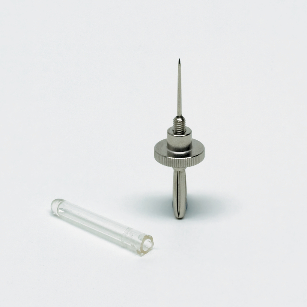 Das Bild zeigt eine metallische Nadel mit einem Schraubmechanismus und eine transparente Kunststoffhülle. Diese Objekte könnten für Experimente in naturwissenschaftlichen Fächern eingesetzt werden, um zum Beispiel Flüssigkeiten zu entnehmen oder zu dosieren.