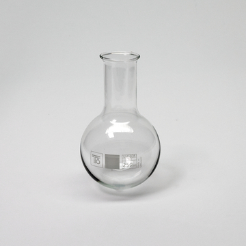 Das Bild zeigt eine transparente Glasflasche in Form eines Erlenmeyerkolbens mit einem Fassungsvermögen von 250 ml. Der Kolben hat eine runde Basis und einen schmalen Hals, was ihn ideal für chemische Experimente macht.