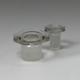 Das Bild zeigt zwei Glasartikel mit einer klaren, octagonalen Oberseite und einem frosted-bodied Fuß. Diese Behälter eignen sich wahrscheinlich für chemische Experimente oder Laboreinsätze im Bildungsbereich.