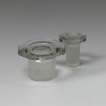 Das Bild zeigt zwei Glasartikel mit einer klaren, octagonalen Oberseite und einem frosted-bodied Fuß. Diese Behälter eignen sich wahrscheinlich für chemische Experimente oder Laboreinsätze im Bildungsbereich.