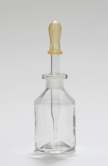 Das Bild zeigt eine Glasflasche mit einem Gummistopfen und einem Tropfer. Diese wird häufig im Experimentierbedarf für genaue Flüssigkeitsmessungen und -abgaben verwendet.
