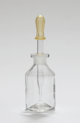 Auf dem Bild ist eine klare Glasflasche mit einem Gummistopper abgebildet. Die Flasche ist zum Aufbewahren oder Tropfen von Flüssigkeiten im Experimentierbereich gedacht.
