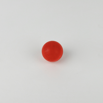 Das Bild zeigt eine rote Kugel auf einem weißen Hintergrund. Die Kugel scheint aus einem glatten Material gefertigt und wird möglicherweise für experimentelle Zwecke im Bildungsbereich verwendet.