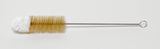 Das Bild zeigt eine Reinigungsbürste mit einem langen, dünnen Griff und einer Bürstenfläche aus hellen und weißen Borsten. Diese Art von Bürste wird häufig in Experimenten und in der Laborarbeit verwendet, um Glaswaren oder andere sehr feine Materialien zu reinigen.