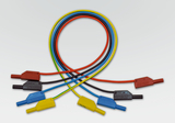 Das Bild zeigt mehrere farbige Leitungen mit Anschlusssteckern, die in verschiedenen Farben angeordnet sind. Diese Komponenten sind typischerweise für den Einsatz in Experimenten und elektronischen Projekten im Bildungsbereich vorgesehen.
