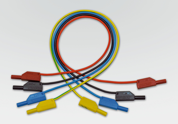 Das Bild zeigt mehrere farbige Leitungen mit Anschlusssteckern, die in verschiedenen Farben angeordnet sind. Diese Komponenten sind typischerweise für den Einsatz in Experimenten und elektronischen Projekten im Bildungsbereich vorgesehen.