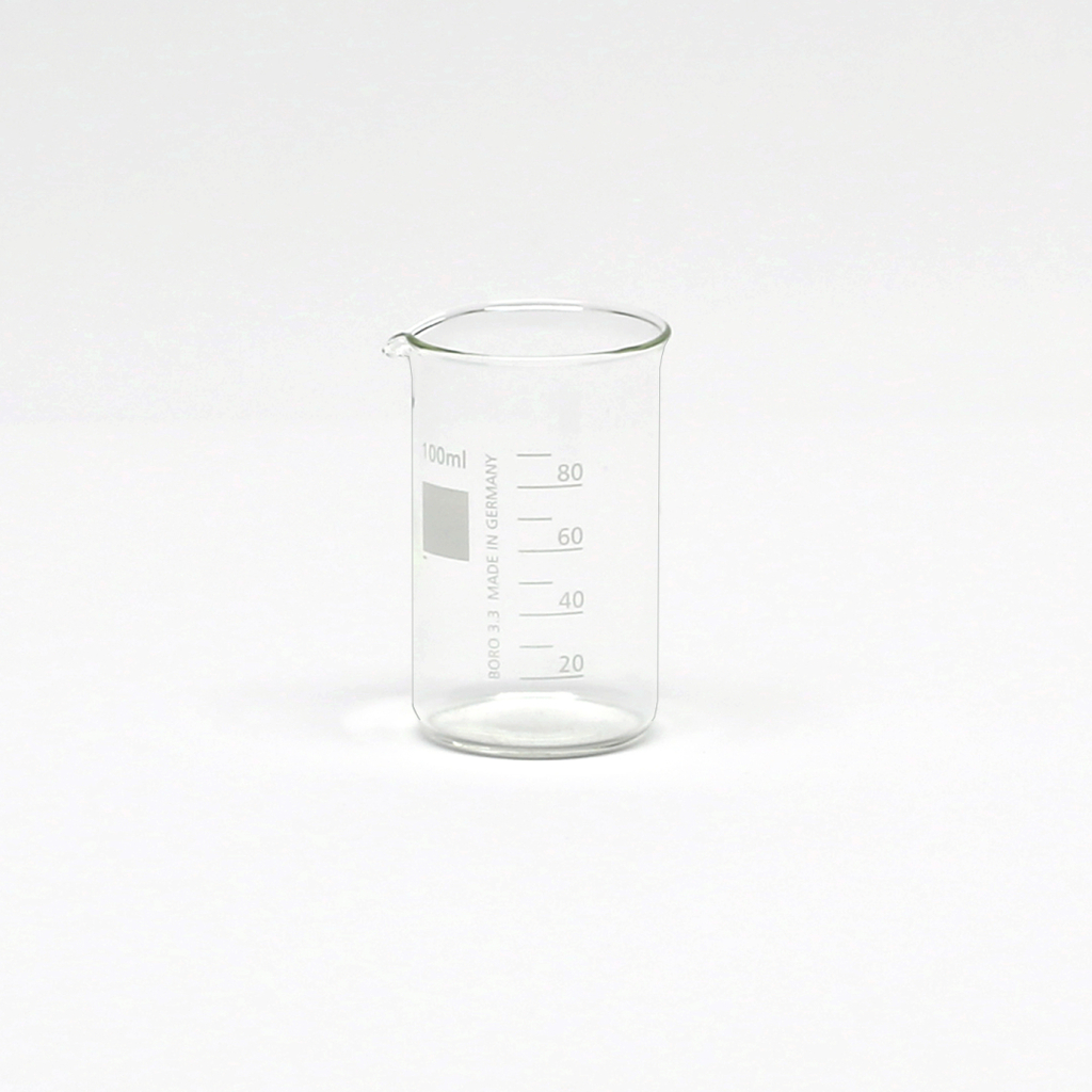 Das Bild zeigt ein transparentes Becherglas mit einem Fassungsvermögen von 100 ml. Es ist mit Maßstrichen versehen, die eine präzise Abmessung von Flüssigkeiten ermöglichen, und stammt aus einem deutschen Online-Shop für Experimentierbedarf.