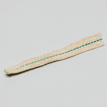Das Bild zeigt ein längliches, gewebtes Band aus hellem Material, das in der Mitte eine grüne Linie aufweist. Es könnte für verschiedene experimentelle Anwendungen im Bildungswesen eingesetzt werden, etwa im Bereich von Physik oder Chemie.