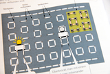 Das Bild zeigt ein Schaltkreisdiagramm mit verschiedenen Steckplätzen, die als „verbunden“ oder „nicht verbunden“ gekennzeichnet sind. Ein LED-Symbol und ein Verbindungselement verdeutlichen, wie elektrische Verbindungen hergestellt werden können.