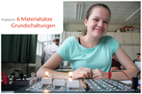 Das Bild zeigt ein Mädchen, das lächelnd an einem Tisch mit elektrischen Bauteilen und Schaltungen arbeitet. Im Hintergrund sind andere Schüler und Lehrer in einem Klassenzimmer, das für Experimente genutzt wird.