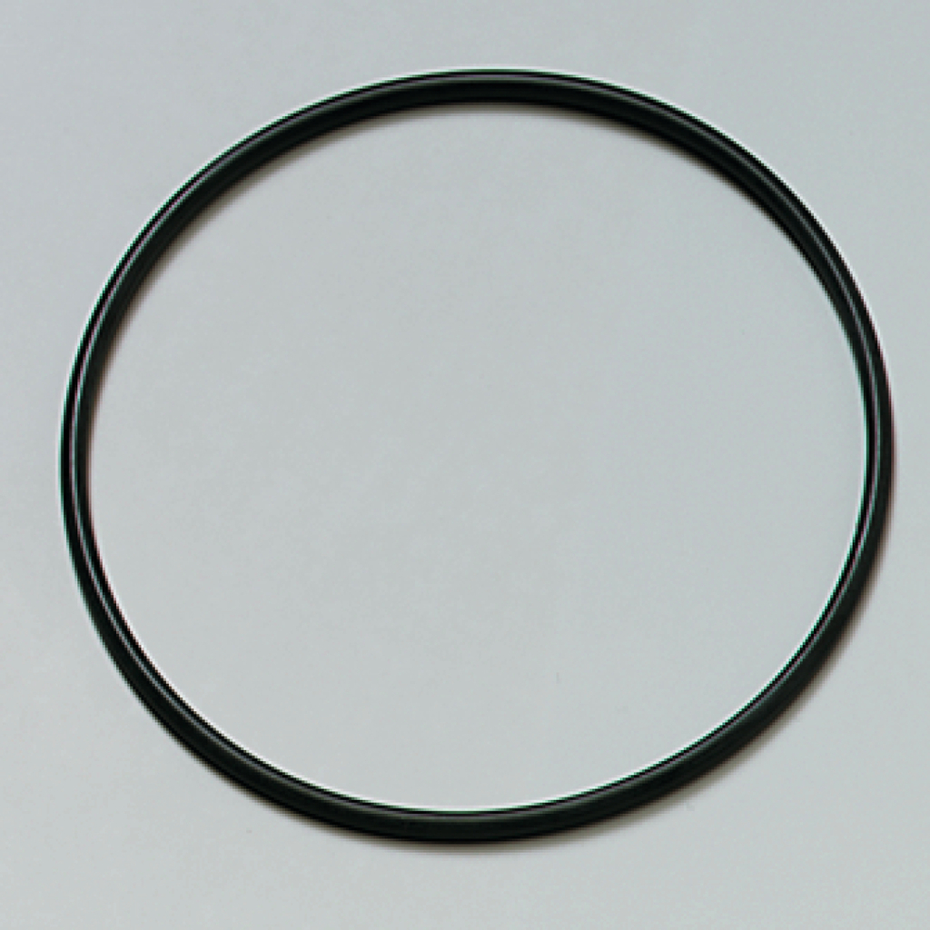 Das Bild zeigt einen schwarzen, kreisförmigen Ring, der auf einem hellen Untergrund liegt. Er könnte aus Kunststoff oder Gummi bestehen und wird möglicherweise für experimenzielle Zwecke im Bildungswesen verwendet.