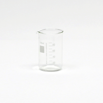 Das Bild zeigt ein transparentes Messbecher mit einem Fassungsvermögen von 100 ml. An der Außenseite sind Skalen zum Ablesen des Volumens eingezeichnet, die in Millilitern (ml) angegeben sind.