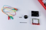 Das Bild zeigt eine Anordnung von Experimentiermaterialien, darunter unterschiedlich farbige Anschlusskabel, eine Glühlampe, eine Batterienhalterung, eine Metallnadel und alte Batterien. Diese Teile eignen sich für verschiedene elektrische Experimente im Bildungsbereich.