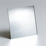 Das Bild zeigt einen quadratischen Spiegel, der auf einer Ecke steht. Die Oberfläche reflektiert Licht und erzeugt eine spiegelnde Wirkung, ideal für Experimente im Bildungsbereich.