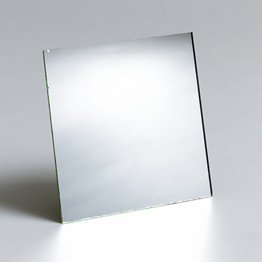 Das Bild zeigt einen quadratischen Spiegel, der auf einer Ecke steht. Die Oberfläche reflektiert Licht und erzeugt eine spiegelnde Wirkung, ideal für Experimente im Bildungsbereich.