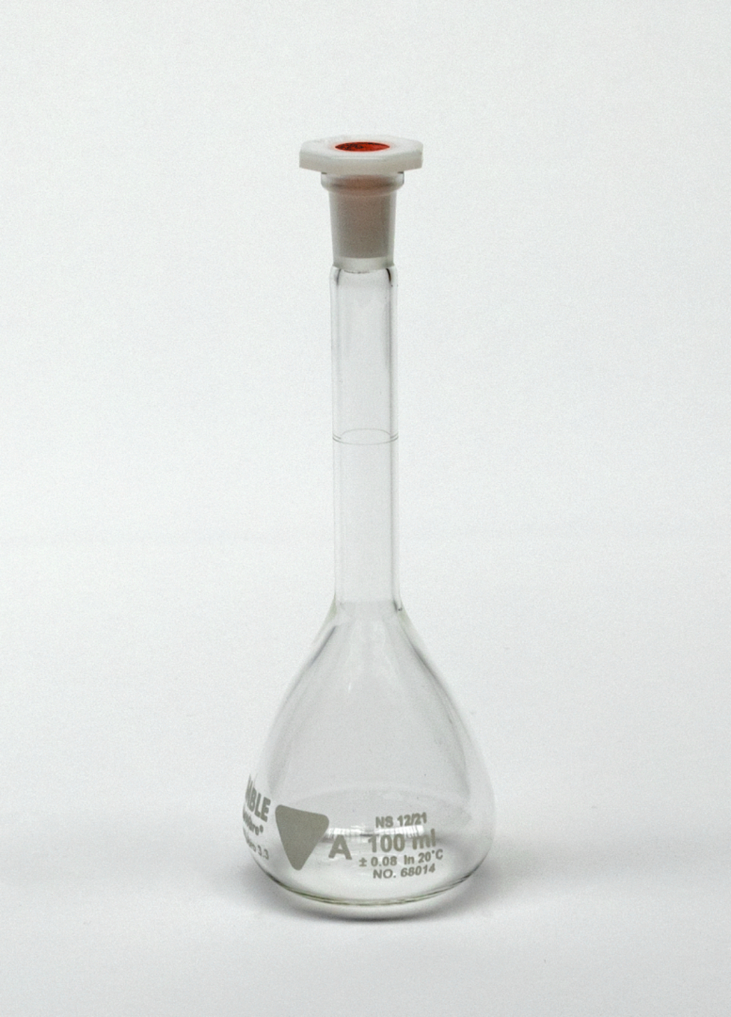 Das Bild zeigt einen Erlenmeyerkolben aus transparentem Glas mit einer Kapazität von 100 ml. Er hat eine glatte Oberfläche und einen runden Boden, was ihn ideal für chemische Experimente im Bildungsbereich macht.