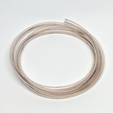 Das Bild zeigt mehrere transparente Rohre, die locker auf einem Untergrund angeordnet sind. Diese Rohre sind vermutlich für Experimente im Bildungswesen konzipiert und könnten in verschiedenen wissenschaftlichen Anwendungen genutzt werden.