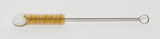 Das Bild zeigt eine Reinigungsbürste mit einem langen, flexiblen Drahtgriff und einer Kombination aus weichen, gelben Borsten und einem weißen, flauschigen Ende. Dieses Werkzeug eignet sich ideal für die Reinigung von Experimentiergeräten im Bildungsbereich.