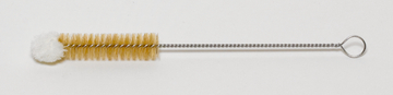 Das Bild zeigt eine Reinigungsbürste mit einem langen, flexiblen Drahtgriff und einer Kombination aus weichen, gelben Borsten und einem weißen, flauschigen Ende. Dieses Werkzeug eignet sich ideal für die Reinigung von Experimentiergeräten im Bildungsbereich.