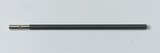 Das Bild zeigt einen langen, schlanken Stab mit einem metallischen Ende und einem grauen Kunststoffüberzug. Dieser Experimentiergegenstand könnte für physikalische Tests oder als Teil einer Versuchsaufbaus im Bildungsbereich verwendet werden.