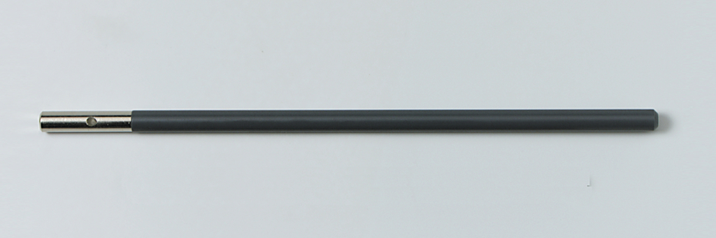 Das Bild zeigt einen langen, schlanken Stab mit einem metallischen Ende und einem grauen Kunststoffüberzug. Dieser Experimentiergegenstand könnte für physikalische Tests oder als Teil einer Versuchsaufbaus im Bildungsbereich verwendet werden.