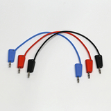 Das Bild zeigt mehrere farbige Jumper-Kabel mit jeweils zwei Steckern, die für experimentelle Anwendungen im Bildungsbereich genutzt werden können. Die Kabel sind in den Farben Blau, Rot und Schwarz gehalten und bieten eine einfache Verbindung für elektrische Schaltungen.