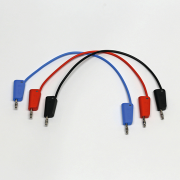 Das Bild zeigt mehrere farbige Jumper-Kabel mit jeweils zwei Steckern, die für experimentelle Anwendungen im Bildungsbereich genutzt werden können. Die Kabel sind in den Farben Blau, Rot und Schwarz gehalten und bieten eine einfache Verbindung für elektrische Schaltungen.