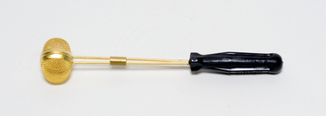 Das Bild zeigt einen goldenen Drahtbürstenhammer mit einem langen, schwarzen Griff. Dieses Werkzeug wird häufig im Experimentierbedarf eingesetzt, um präzise Schläge auszuführen, beispielsweise bei der Bearbeitung von Materialien.