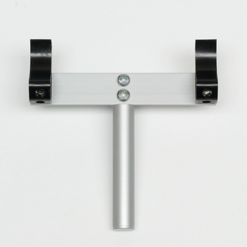 Das Bild zeigt ein Experimentiergerät aus Aluminium mit zwei schwarzen Halterungen an den Seiten und einem vertikalen Stab in der Mitte. Das Design deutet darauf hin, dass es für bestimmte Versuche in der Bildung oder im Labor eingesetzt wird.