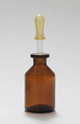 Das Bild zeigt eine braune Glasflasche mit einem Gummiversiegeler, der einen langen Glasröhrchen enthält. Diese Kombination dient wahrscheinlich zur präzisen Dosierung von Flüssigkeiten im experimentellen Bereich.