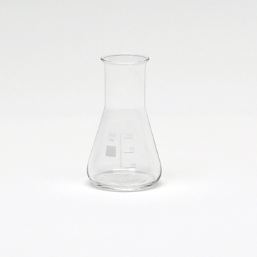 Das Bild zeigt einen transparenten Erlenmeyerkolben mit einer Kapazität von 100 ml. An der Seite sind Maßstriche zur genauen Abmessung von Flüssigkeiten aufgedruckt.