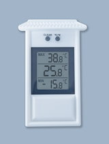 Das Bild zeigt ein digitales Thermometer mit einem weißen Gehäuse. Es zeigt die aktuellen Temperaturwerte, einschließlich maximaler und minimaler Temperaturanzeigen.