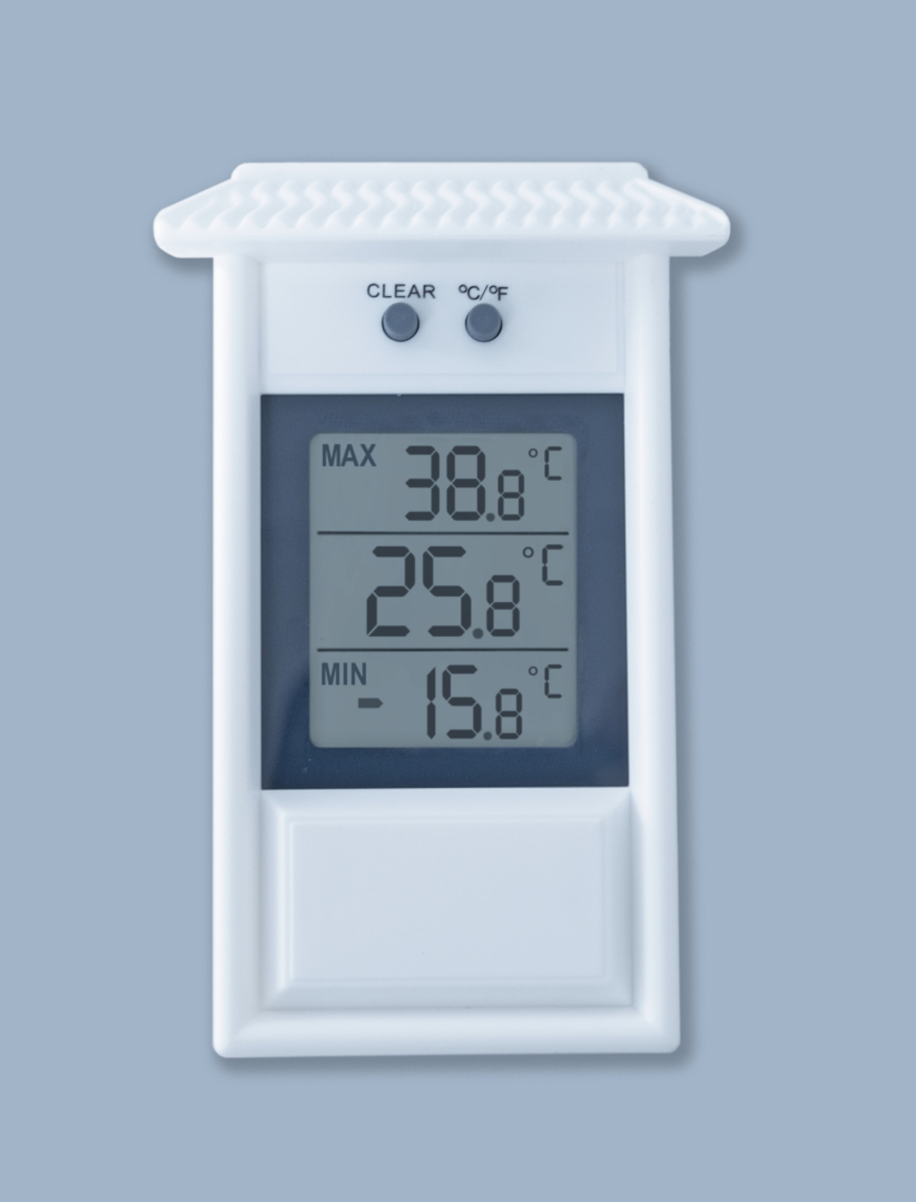 Das Bild zeigt ein digitales Thermometer mit einem weißen Gehäuse. Es zeigt die aktuellen Temperaturwerte, einschließlich maximaler und minimaler Temperaturanzeigen.