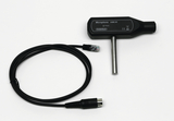 Das Bild zeigt ein Mikrofon mit einem langen, grauen Kabel und einem Stecker. Es ist für den Einsatz in Experimenten im Bildungsbereich konzipiert und ermöglicht die Messung von Schallwellen oder Tönen.