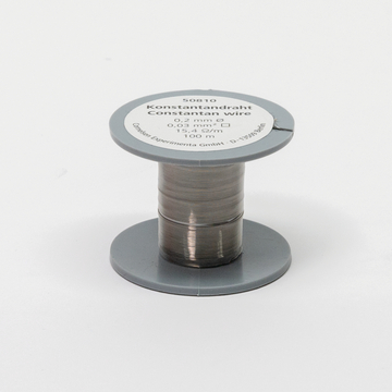 Das Bild zeigt eine Spule mit Konstantandraht, der für Experimente im Bildungswesen verwendet wird. Der Draht hat einen Durchmesser von 0,2 mm, eine Länge von 100 m und eine spezifische Widerstand von 15,4 Ω/m.