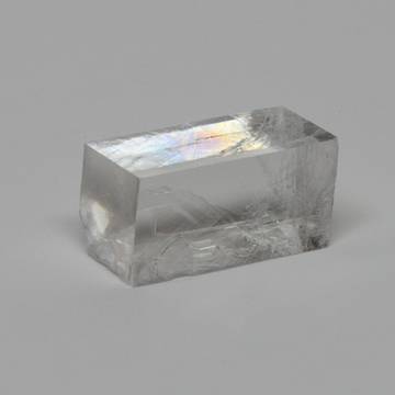 Das Bild zeigt einen klaren, prismatischen Kristall, der durch seine glatte Oberfläche und die Lichtreflexionen besticht. Er eignet sich ideal für Experimente zur Lichtbrechung und zur Untersuchung optischer Phänomene im Bildungsbereich.