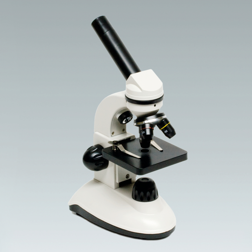 Das Bild zeigt ein Mikroskop, das für Bildungszwecke verwendet wird. Es hat eine robuste Bauweise mit mehreren Objektiven und einer stabilen Basis, ideal für Experimente im Labor.