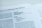 Das Bild zeigt eine Anleitung zu einer Experimentierstation im Bereich Geräusche, die Materialien wie Stahl- und Federstahlstreifen enthält. Die Station B4 beschäftigt sich mit dem Erzeugen von Klängen und Schwingungen durch verschiedene Objekte.