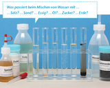 Eine Reihe von Reagenzgläsern zeigt verschiedene Flüssigkeiten, die mit Wasser gemischt werden, einschließlich Essig, Öl, Zucker, Salz und Erde. Daneben stehen zusätzliche Behälter mit Zutaten wie Speiseöl und Gartenerde, die zu Experimenten anregen.