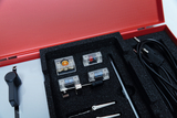 Die Box enthält verschiedene transparente Module und Zubehörteile, die für Experimente in der Bildung geeignet sind. Unter anderem sind Leitungen, ein Stift und mechanische Teile für eine einfache Handhabung vorhanden.