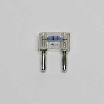 Ein elektrisches Bauteil mit der Kennzeichnung „47 Ω“ ist zu sehen, das in einem transparenten Gehäuse untergebracht ist. Die Anschlüsse sind metallisch und ermöglichen die Integration in Experimente oder Schaltungen im Bildungsbereich.